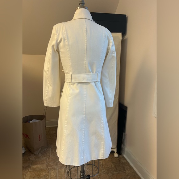 Burberry authentic Women's White trench Coat - Picture 2 of 9